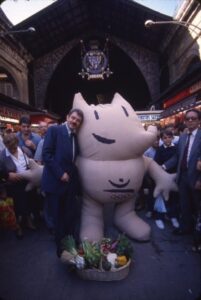 Le maire Pasqual Maragall et la mascotte olympique "Cobi"
