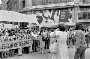 Manifestation féministe pour le viol et le meurtre d'Antonia España alors qu'elle traversait la Gran Via et le Passeig de Gràcia