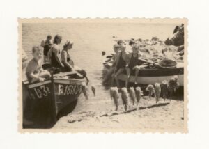 Excursion en bateau à Cala Montjoi (Roses) pour un groupe d'amis avec des enfants et préparation de brochettes de poisson à cuire dans le sable de la même plage