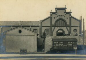 Photographie des Cellers Jean Mory et du wagon-citerne