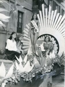 Vivianne van de Cauter, Miss Europe 1975, défile sur un char de la Fête du Lac de Puigcerdà accompagnée de jeunes de Puigcerdà.