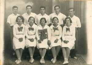 Portrait de groupe des membres du group sardaniste Flors de Maig de la SCR l'Amistat de Mollerussa