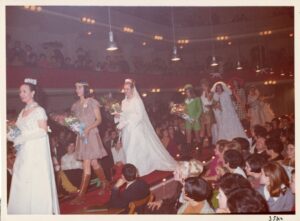 Des mannequins défilent sur le podium du troisième concours national de robes en papier