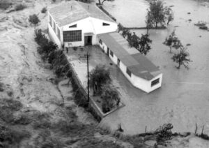 Vue aérienne d'une maison à Aiguafreda entourée par la rivière Congost lors de l'inondation de 1965.