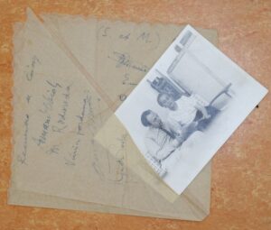 Serviette signée par certains des exilés qui étaient à Roissy-en-Brie : Armand Obiols, Mercè Rodoreda, Núria Jordana, Anna Murià, Agustí Bartra, J. Murià, Enric Cluselles, Amàlia Casals de Cluselles et Mercè Casals