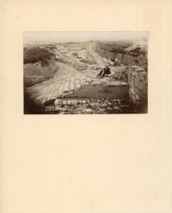 Escalier du quartier grec et de la rue principale d'Empúries, 1908. Auteur : Josep Esquirol Pérez. Collection du Catalogue monumental du Service de catalogage et de conservation des monuments de la Diputació de Barcelone.