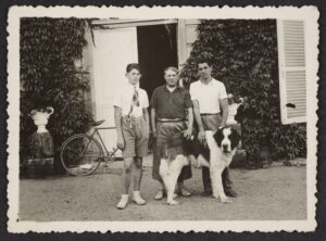 Pablo Picasso, son fils Paulo et Joan Junyer au château de Boisgeloup (Normandie), vers 1935. Auteur inconnu. Contexte : Joan Junyer et Pascual.