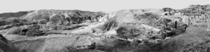 Vue panoramique des Salines de Cardona avec la Montagne de Sel au centre et la ville fortifiée à droite, correspondant au relevé topographique réalisé par la "Sociedad Estereográfica Españoola" et l'ingénieur José Maria Torroja.