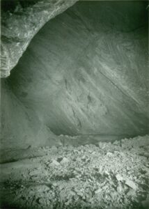Intérieur de la chambre d'exploitation numéro 11 des mines de sel de potassium de Cardona, propriété de la société "Unión Española de Explosivos", de 600 mètres de profondeur et aussi grande qu'un terrain de football en termes de volume (notez la figure humaine au centre).