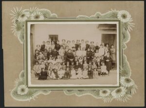 Portrait de groupe de l'école pour filles de Castellbisbal, avec l'enseignante Carmen Canudas Busquets