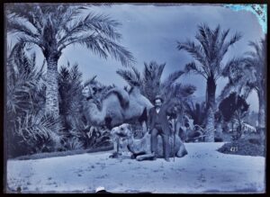Lluís Martí-Codolar et Gelabert avec deux chameaux, dans les jardins de la Granja Vella de Martí-Codolar
