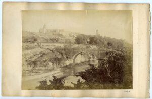 Vue générale du monastère de Santes Creus, avec le pont sur la rivière Gaià au premier plan, vers 1895. Auteur : Ramon Rozada Suárez (attribué)