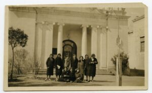 Groupe de filles devant la Bibliothèque Populaire de Valls, sans date. Auteur : Inconnu.