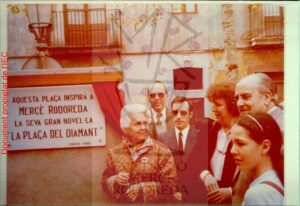 Mercè Rodoreda, Mercè Sala, Joan Triadú et d'autres, devant la plaque inaugurée sur la Plaça del Diamant de Gràcia