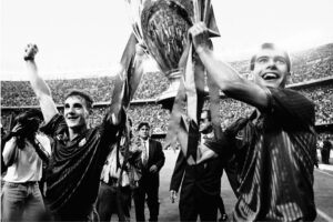 Les footballeurs Albert Ferrer et Pep Guardiola présentent la première Coupe d'Europe du Barça aux supporters du Camp Nou