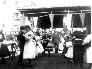 Danse des jeunes filles sur la Porxada pour le carnaval